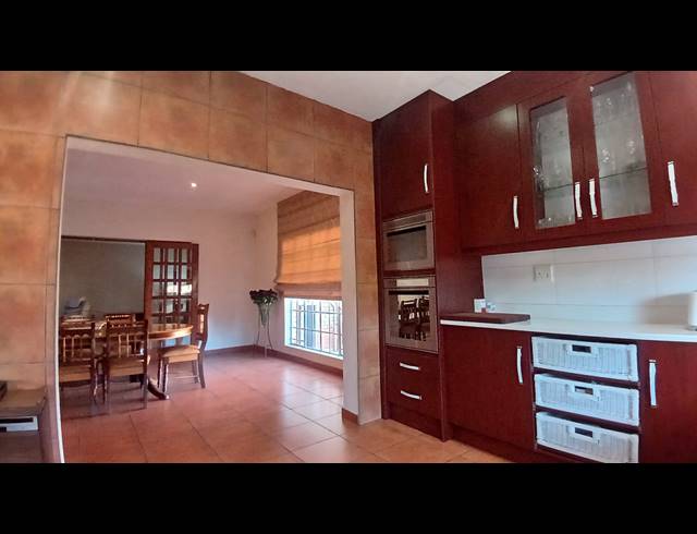 5 BEDROOM HOUSE FOR SALE IN GOLF PARK